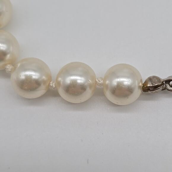 White 8mm Round Simulated Pearl Knotted 18" Necklace Filigree Fishhook Clasp - Picture 5 of 7